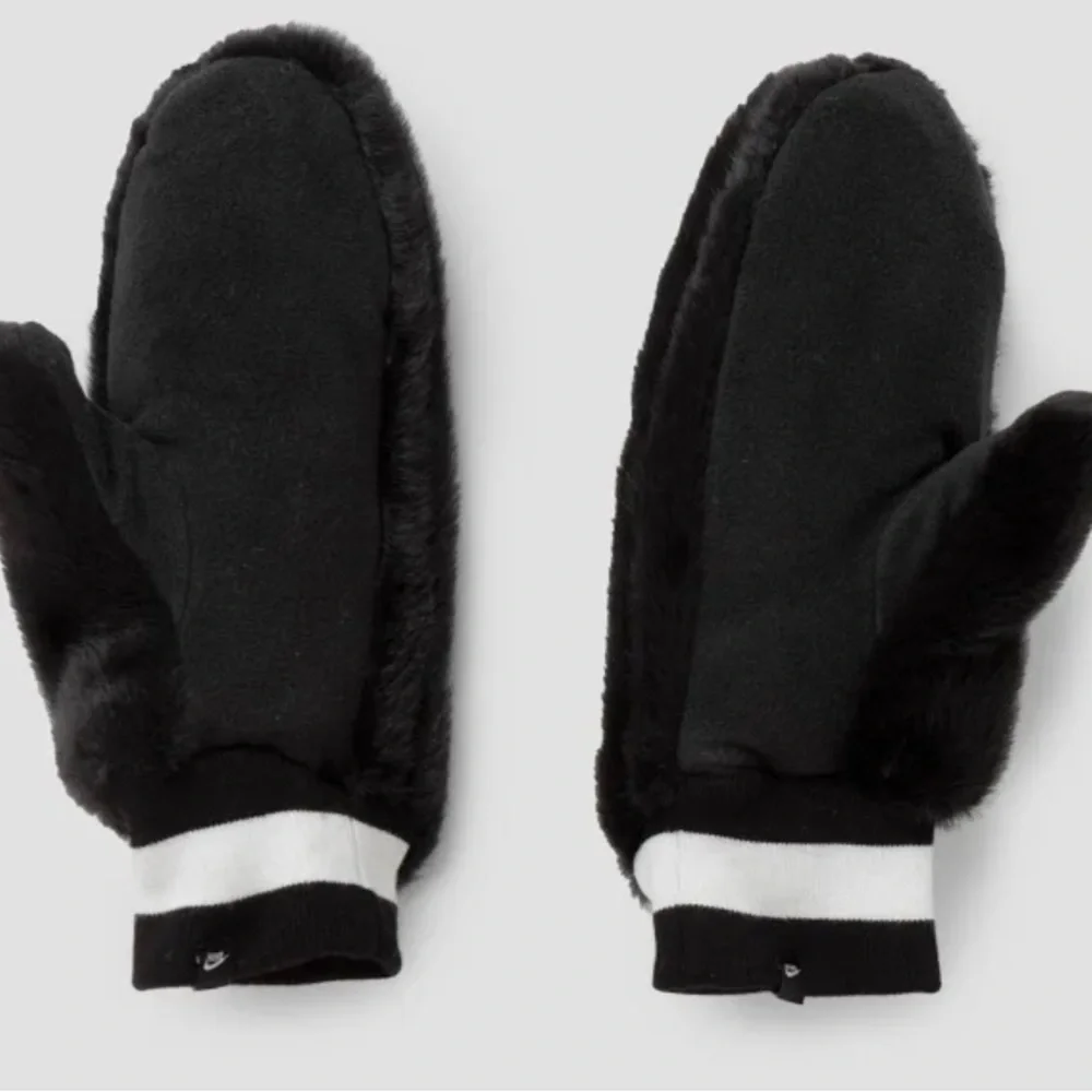 Nike women’s mittens with faux fur on the outside and soft fleece on the inside